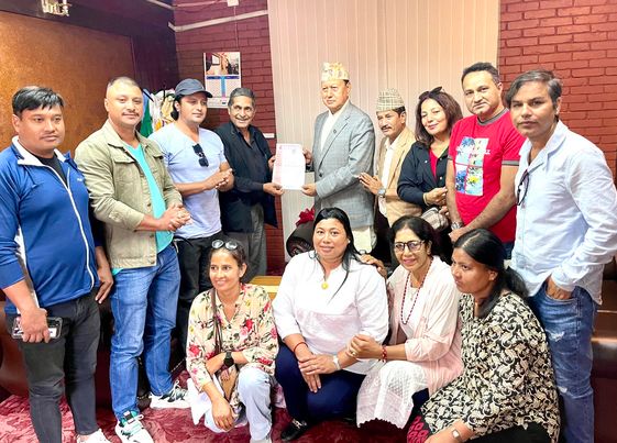 माननीय स्वास्थ्य मन्त्री श्री मोहन बहादुर बस्नेतज्युसंग नेपाल चलचित्र कलाकार संघ