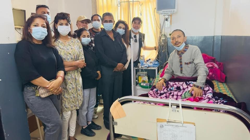 नेपाल चलचित्र कलाकार संघद्धारा हाँस्य कलाकार गौतमलाई सहयोग रकम हस्तान्तरण