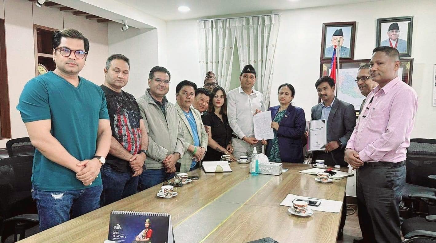 संचार प्रविधि मन्त्री रेखा शर्माज्यु ज्ञापन पत्र बुझाउँदै चलचित्र सम्बद्ध संघ सस्थाका पदाधिकारीहरु