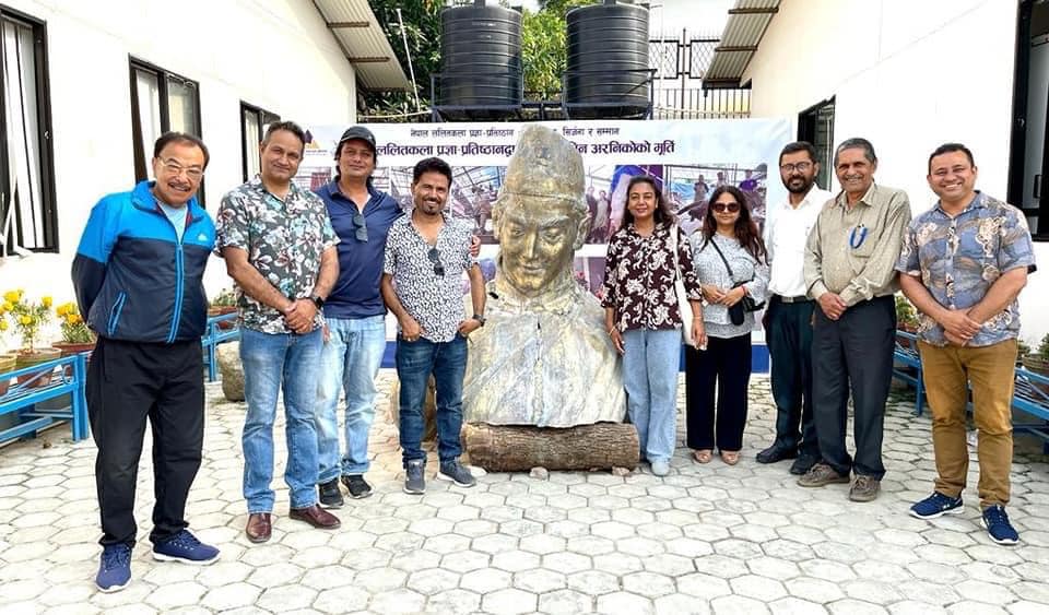 कलाकार संघका प्रतिनिधिहरु नेपाल ललितकला प्रज्ञा प्रतिष्ठानको कला प्रदर्शनी अवलोकन गर्दै